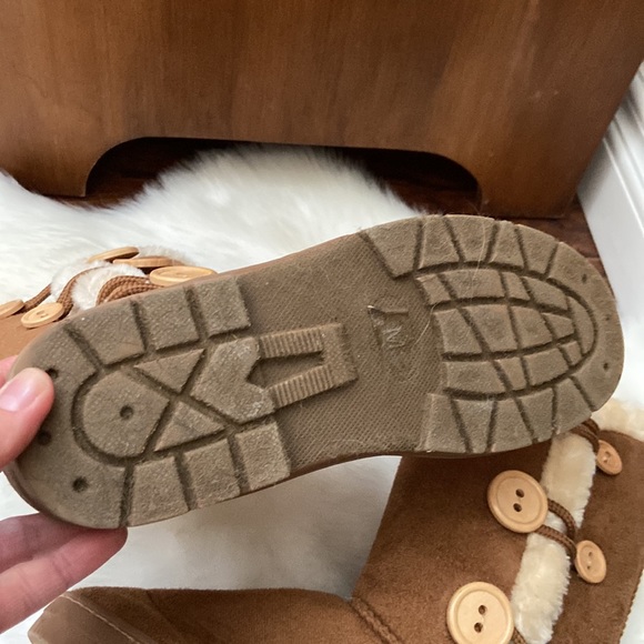 Cute tan UG style boots in size M (7/8) - Picture 4 of 6